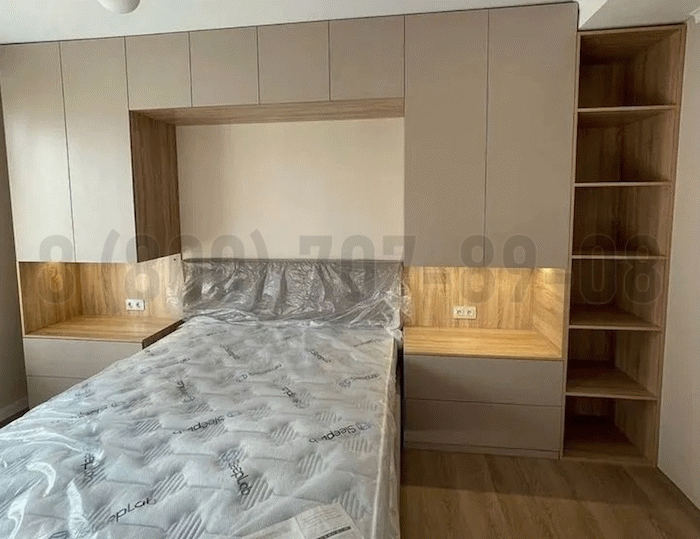Шкаф вокруг кровати в спальне в Долгопрудном